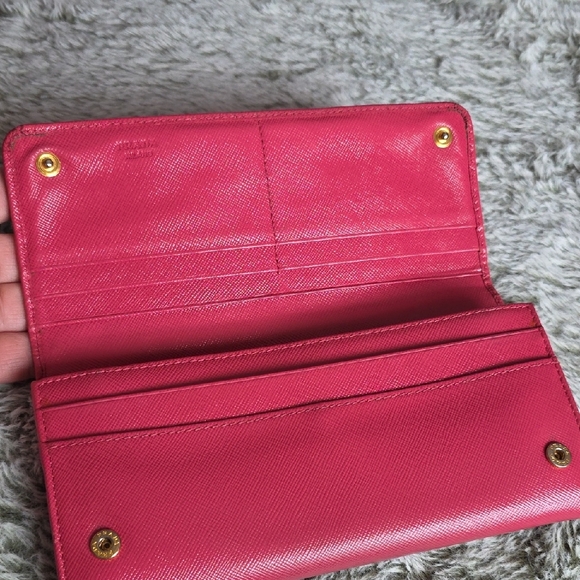 Prada Bifold LingWallet - Picture 3 of 16